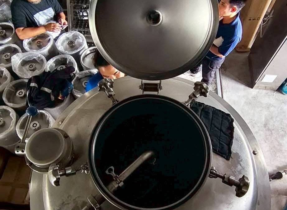 ตรวจสอบปริมาตรถังบรรจุผลิตภัณฑ์เบียร์ ร่วมกับเจ้าหน้าที่กรมสรรพสามิต  ณ โรงเบียร์ อำเภอเบตง จังหวัดยะลา