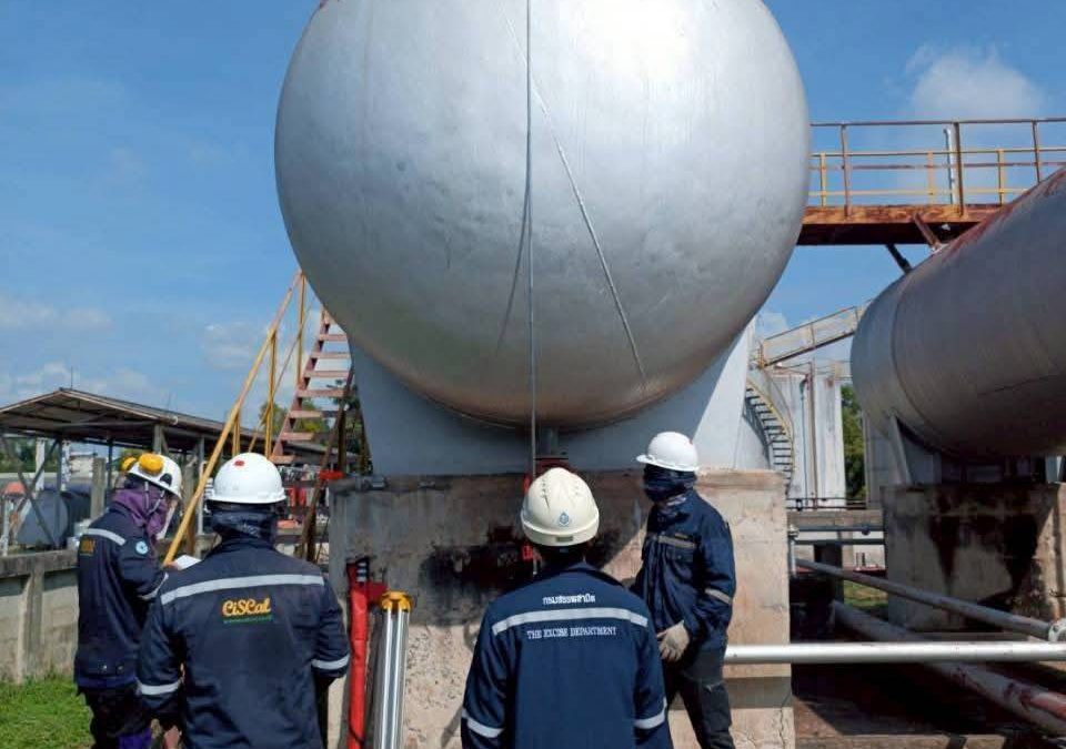 ตรวจสอบปริมาตรความจุของถังบรรจุผลิตภัณฑ์ที่ได้จากโรงกลั่นน้ำมัน  ร่วมกับเจ้าหน้าที่กรมสรรพสามิต  ณ โรงกลั่นน้ำมัน  จังหวัดอยุธยา