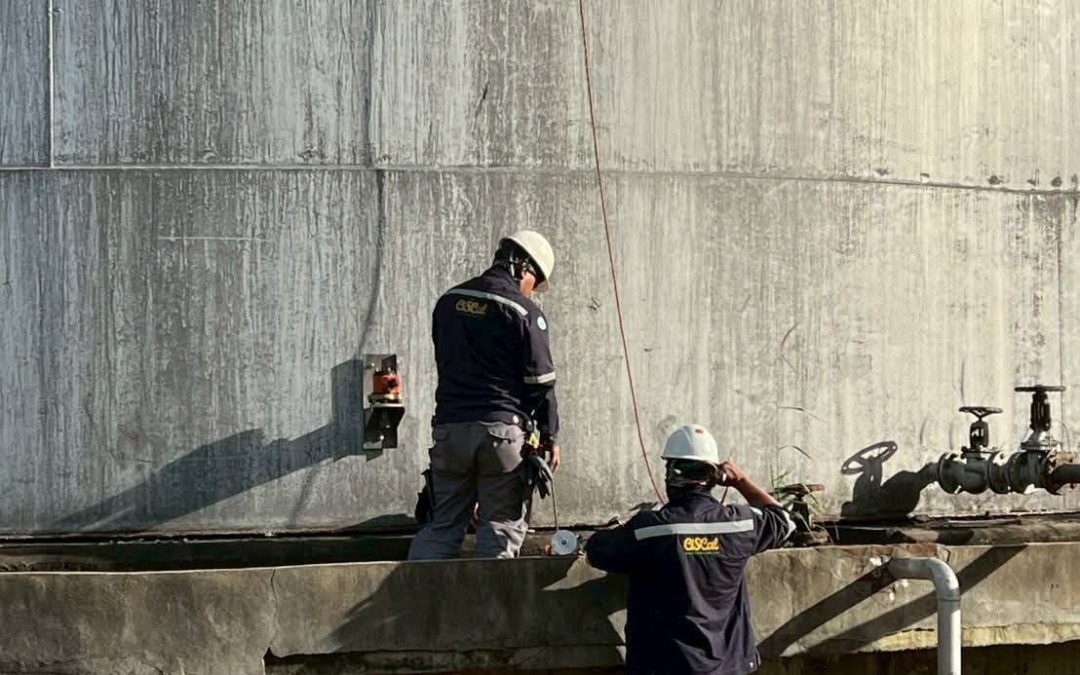 ตรวจสอบสภาพภายนอกของถังบรรจุ เอทานอล  ณ โรงงานผลิตเอทานอล  จังหวัดขอนแก่น