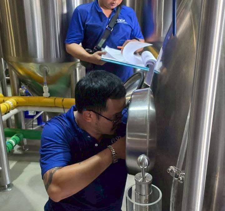 ตรวจสอบปริมาตรความจุ ถังบรรจุผลิตภัณฑ์เบียร์ ร่วมกับเจ้าหน้าที่กรมสรรพสามิต ณ โรงเบียร์กรุงเทพมหานคร
